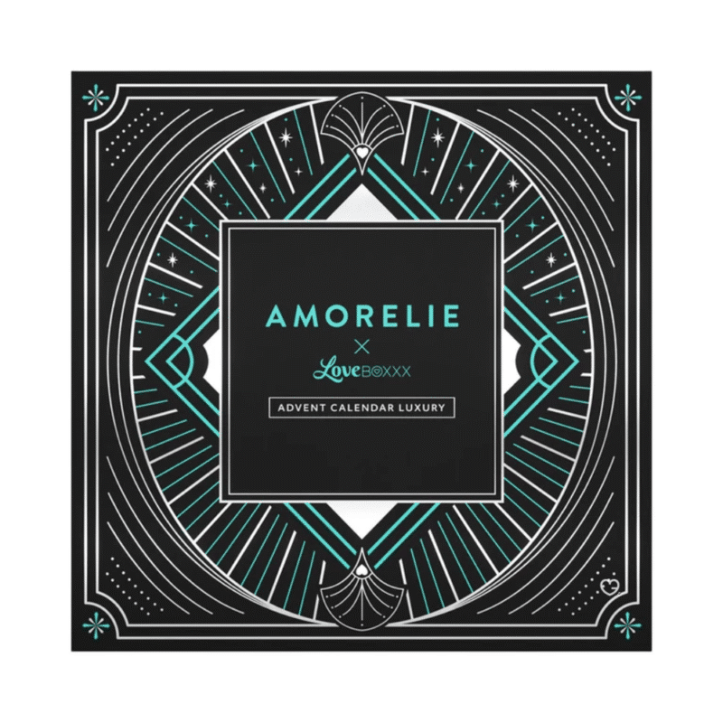 Amorelie Luxury Adventskalender 2025 mit 24 edlen Samtbeuteln voller Sextoys, Wellness- und Soft-BDSM-Highlights.