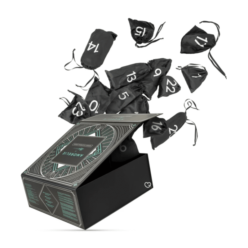 Amorelie Luxury Adventskalender 2025 mit 24 edlen Samtbeuteln voller Sextoys, Wellness- und Soft-BDSM-Highlights.
