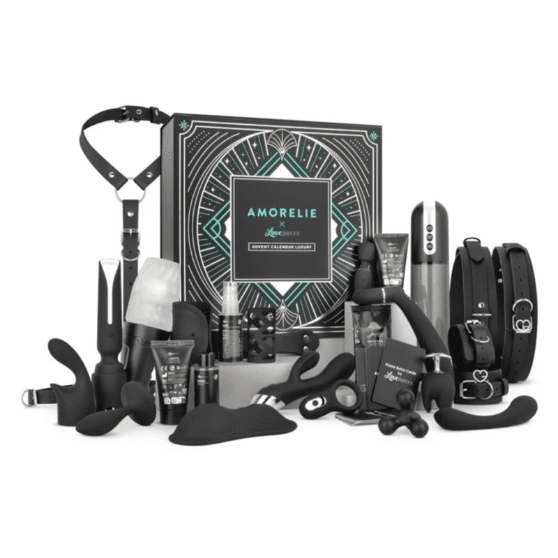 Amorelie Luxury Adventskalender 2025 mit 24 edlen Samtbeuteln voller Sextoys, Wellness- und Soft-BDSM-Highlights.
