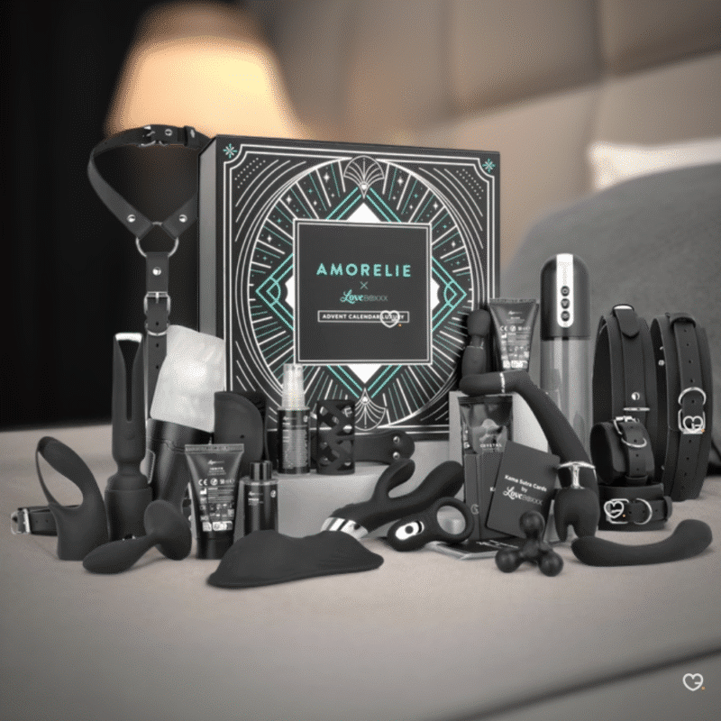 Amorelie Luxury Adventskalender 2025 mit 24 edlen Samtbeuteln voller Sextoys, Wellness- und Soft-BDSM-Highlights.