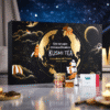Kusmi Tea Adventskalender 2025 Lifestyle beinhaltet Schwarztee, Grüntee, und andere Tee-Sorten und Goodies