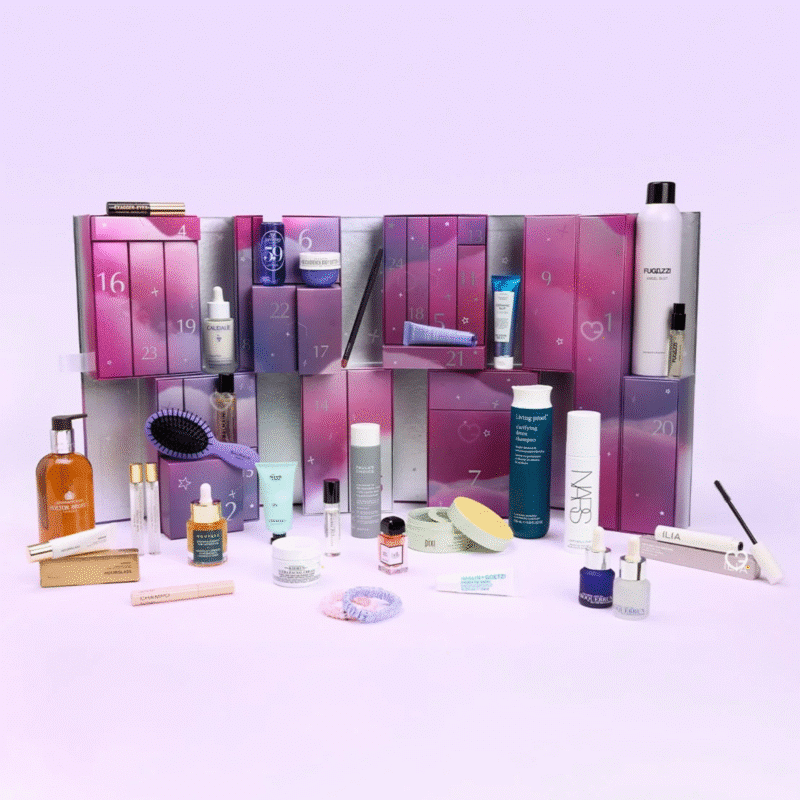 De Bijenkorf Adventskalender 2025 mit 25 luxuriösen Beauty-Überraschungen von Marken wie MAC, Kiehl’s und Charlotte Tilbury.