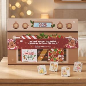 Disney Pins Adventskalender 2026, Box in Ofenform mit vier Lebkuchen-Pins davor im Wohnraum