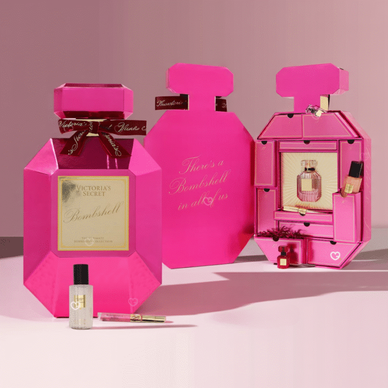 Victoria's Secret Adventskalender 2025 mit 12 Bombshell Beauty-Highlights wie Eau de Parfum, Gloss und Mini Mists in festlicher Box.