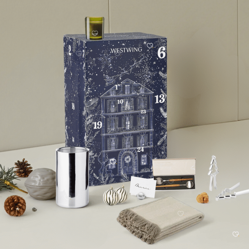 Westwing adventskalender 2025 lifestyle beinhaltet Kerzen, Vasen, Karaffen und andere Dekorationen