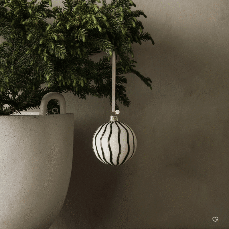 Westwing adventskalender 2025 lifestyle beinhaltet Kerzen, Vasen, Karaffen und andere Dekorationen