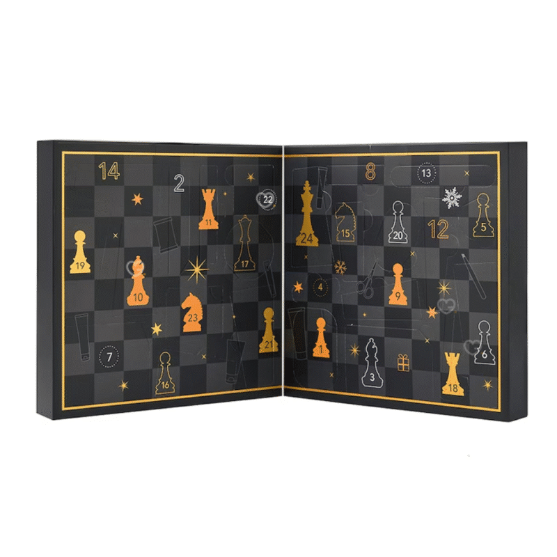 Douglas Manner Adventskalender 2025 mit 24 Pflegeprodukten für Gesicht, Körper, Haar und Bart in eleganter Box für Männer.