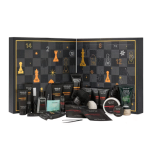 Douglas Manner Adventskalender 2025 mit 24 Pflegeprodukten für Gesicht, Körper, Haar und Bart in eleganter Box für Männer.