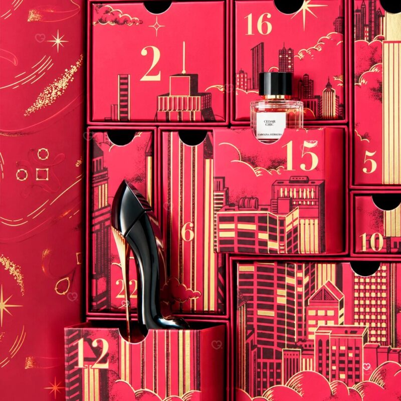 Carolina Herrera Adventskalender, exklusive Accessoires fürs Zuhause mit Duftkerze und Charms