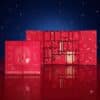 Carolina Herrera Adventskalender 2026, Schmuckkästchen in Rot und Gold als Deko-Objekt aufgestellt