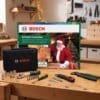Bosch Adventskalender 2026 mit Stofftasche und Werkzeugen auf der Werkbank