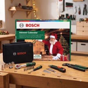 Bosch Adventskalender 2026 mit Stofftasche und Werkzeugen auf der Werkbank