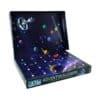 Geöffnete Box des Exit Adventskalender mit aufgeklapptem Weltraum-Spielplan