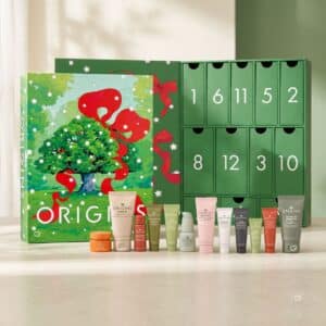 Origins Adventskalender 2026 geöffnet mit 12 Türchen und 12 Pflegeprodukten