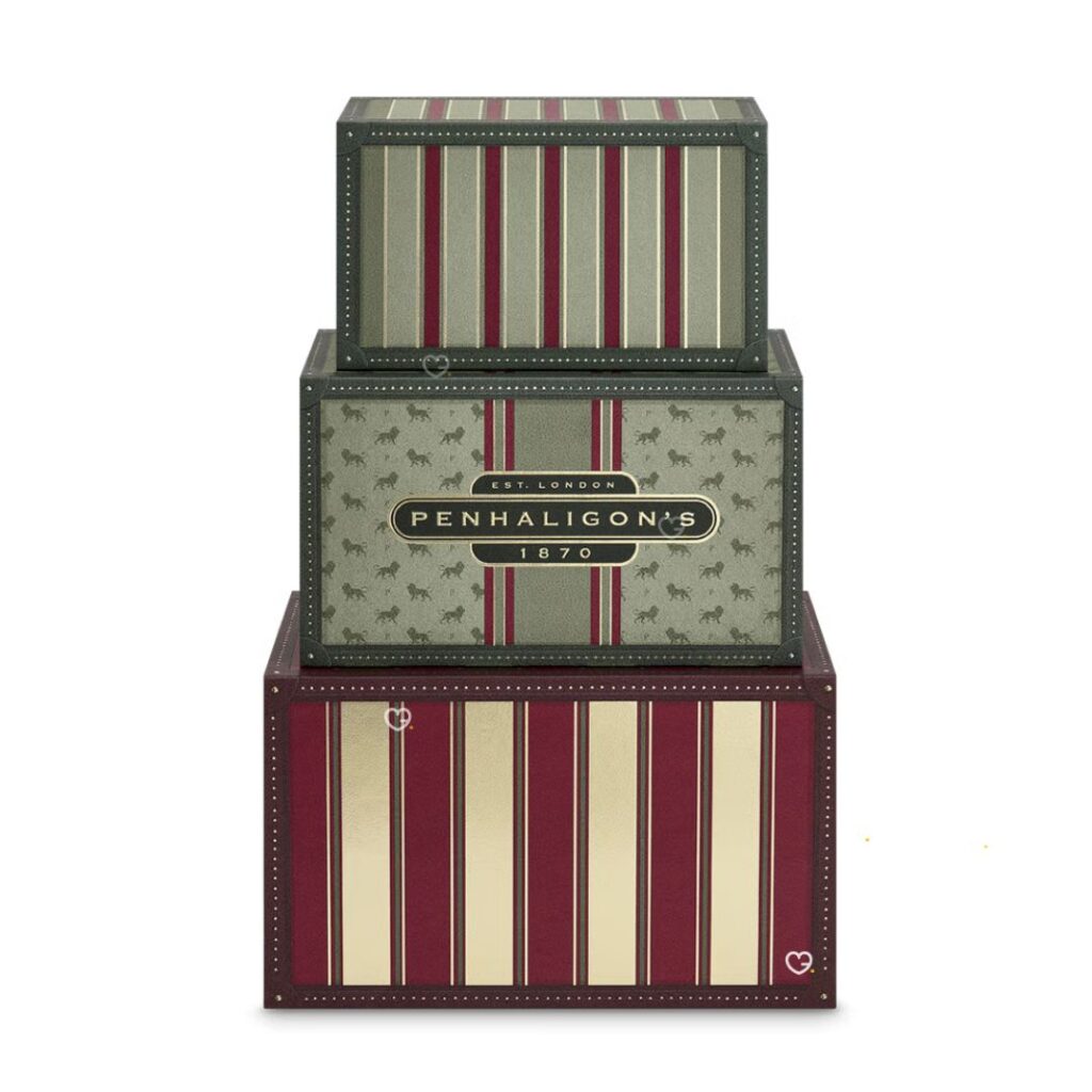 Penhaligon's Adventskalender 2026, drei gestapelte Reisekoffer mit 24 Schubladen