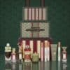 Penhaligon's Adventskalender 2026, geöffneter Koffer mit Produkten vor grünem Hintergrund