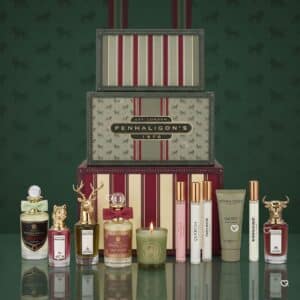 Penhaligon's Adventskalender 2026, geöffneter Koffer mit Produkten vor grünem Hintergrund
