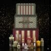 Penhaligon's Adventskalender 2026, Koffer mit Produkten vor schwarzem Hintergrund