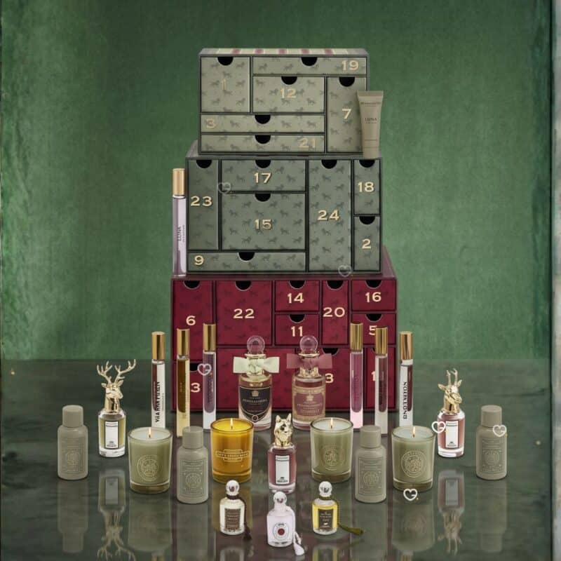 Penhaligon's Adventskalender 2026, offene Schubladen mit Produkten, grüner Hintergrund
