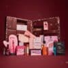 PrettyLittleThing Adventskalender 2026 alle Produkte ausgebreitet, 24 Make-up-, Pflege- und Parfumartikel