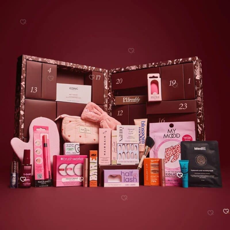 PrettyLittleThing Adventskalender 2026 alle Produkte ausgebreitet, 24 Make-up-, Pflege- und Parfumartikel