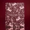 PrettyLittleThing Adventskalender 2026 Karussell-Schubladenbox stehend vor bordeaux-rotem Hintergrund