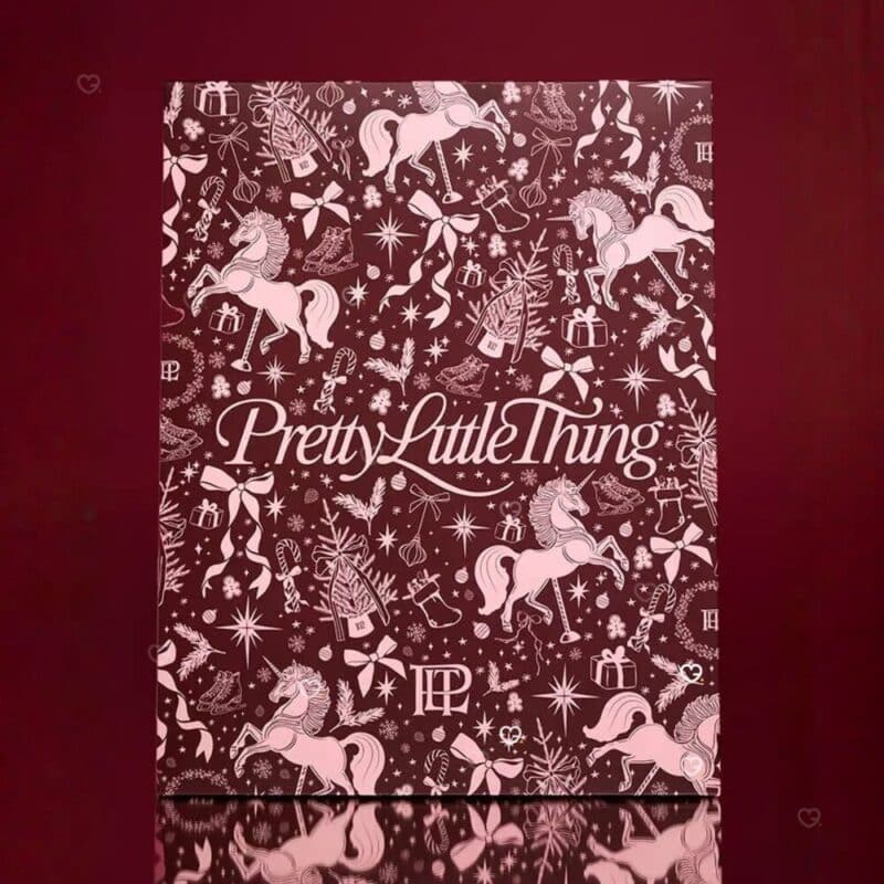 PrettyLittleThing Adventskalender 2026 Karussell-Schubladenbox stehend vor bordeaux-rotem Hintergrund