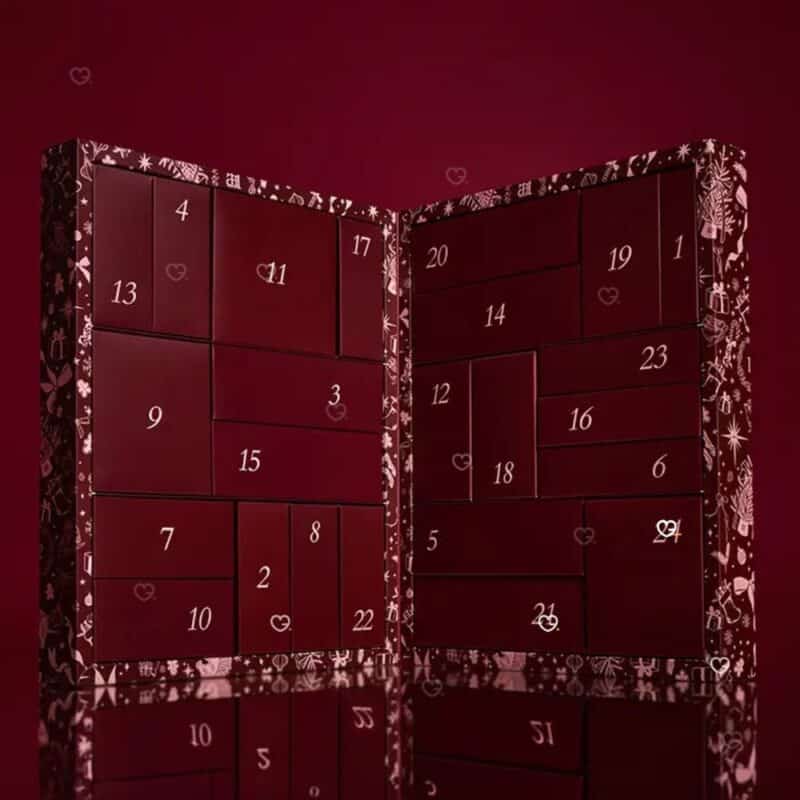PrettyLittleThing Adventskalender 2026 geöffnete Schubladenbox mit den 24 nummerierten Türchen