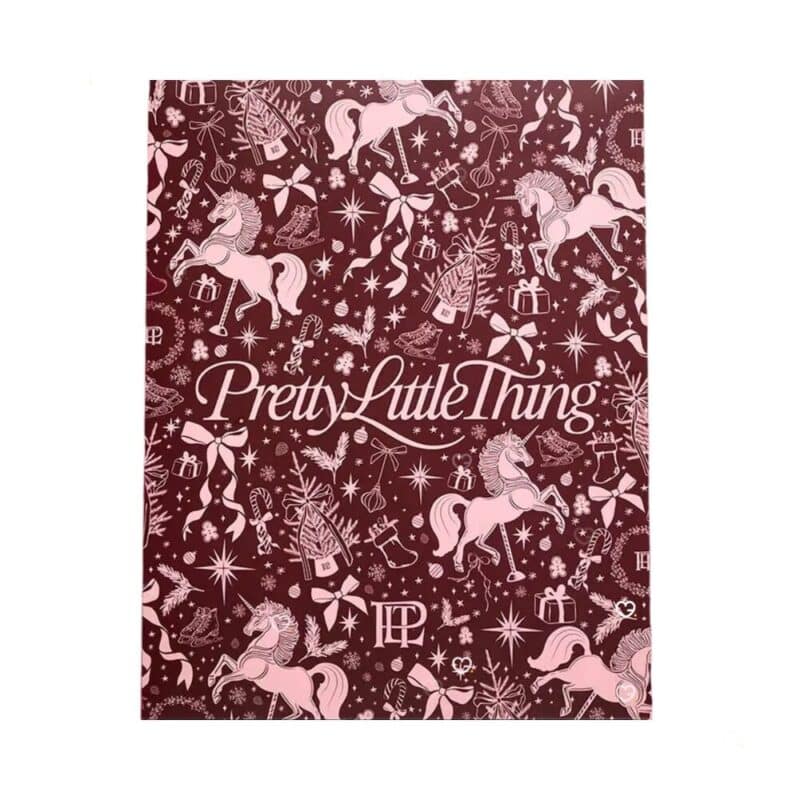 PrettyLittleThing Adventskalender 2026 geschlossene bordeaux-rosa Karussell-Schublade mit goldenem PLT-Logo