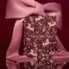 PrettyLittleThing Adventskalender 2026 Geschenkbox mit rosa Satinschleife