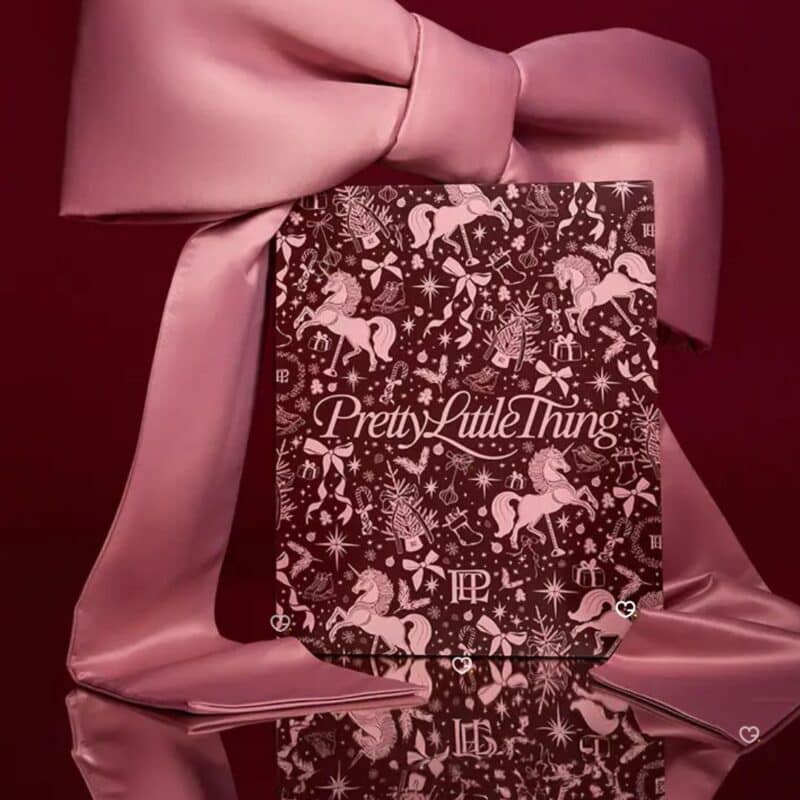 PrettyLittleThing Adventskalender 2026 Geschenkbox mit rosa Satinschleife