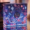 Space NK Adventskalender 2026 mit nachtblauer Illustration: Nussknacker, Rentiere und Sterne