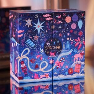 Space NK Adventskalender 2026 mit nachtblauer Illustration: Nussknacker, Rentiere und Sterne