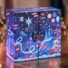 Space NK Beauty-Adventskalender 2026 auf einem Holztisch vor festlichen Lichtern