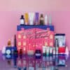 Stylevana Adventskalender 2026 Box umgeben von allen enthaltenen K-Beauty-Produkten