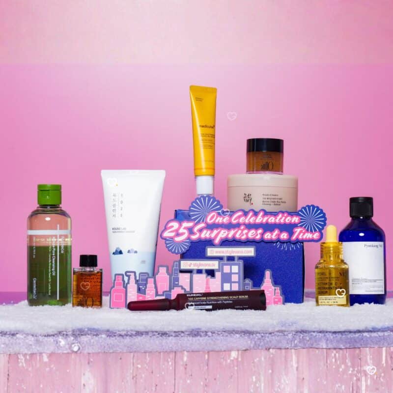 Stylevana Adventskalender 2026 enthaltene K-Beauty-Produkte in winterlicher Kulisse