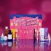 Stylevana Adventskalender 2026 Box mit allen 25 K-Beauty-Produkten aufgefaechert vor magentafarbenem Hintergrund