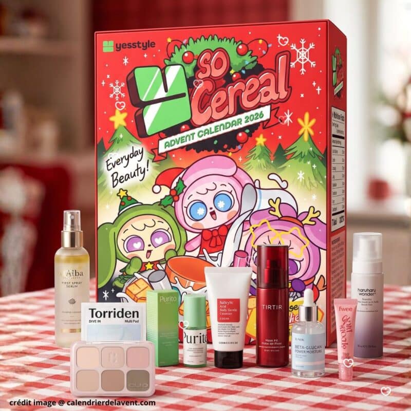 YesStyle Adventskalender 2026, Verpackung mit Serum, Reiniger und Make-up im Vordergrund