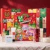 YesStyle Adventskalender 2026, geöffnetes Set mit Türchen und Beauty-Produkten
