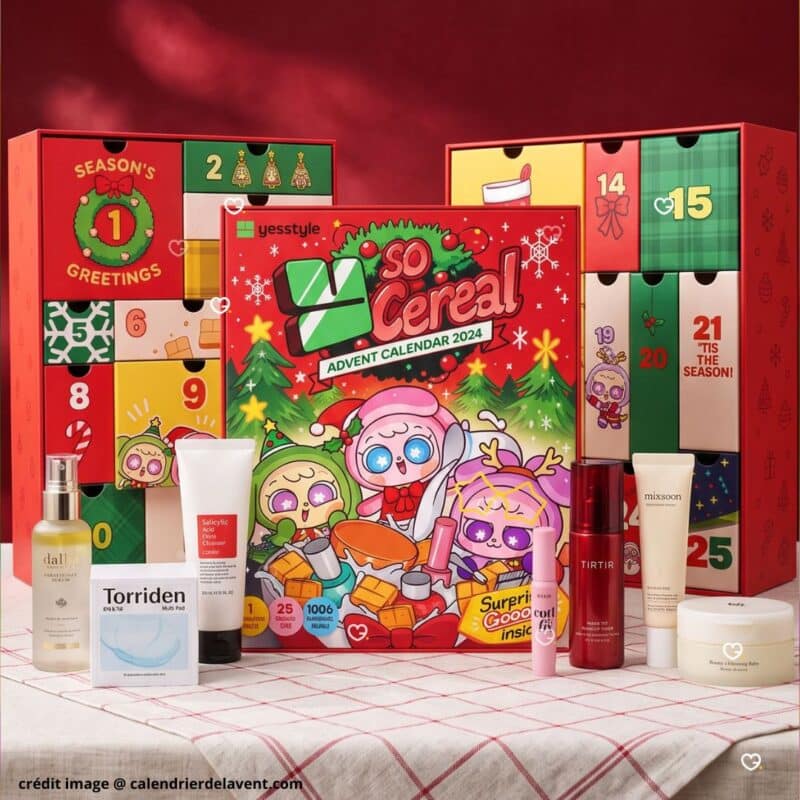 YesStyle Adventskalender 2026, geöffnetes Set mit Türchen und Beauty-Produkten