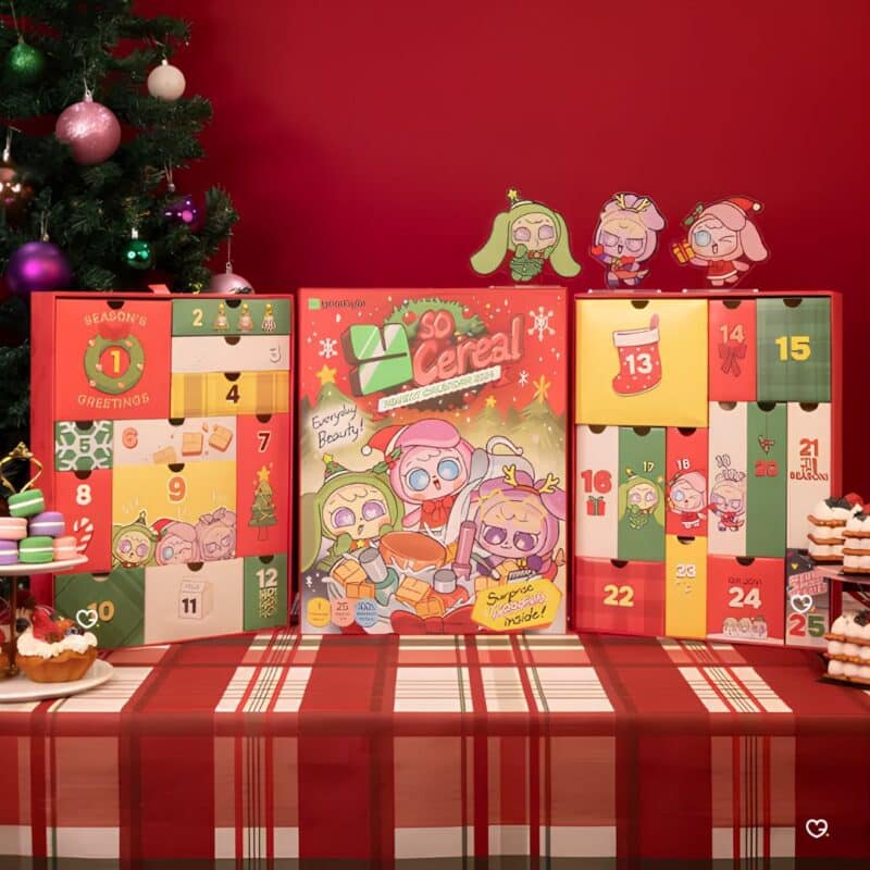 YesStyle Adventskalender 2026, geöffnete nummerierte Türchen mit Weihnachtsdeko