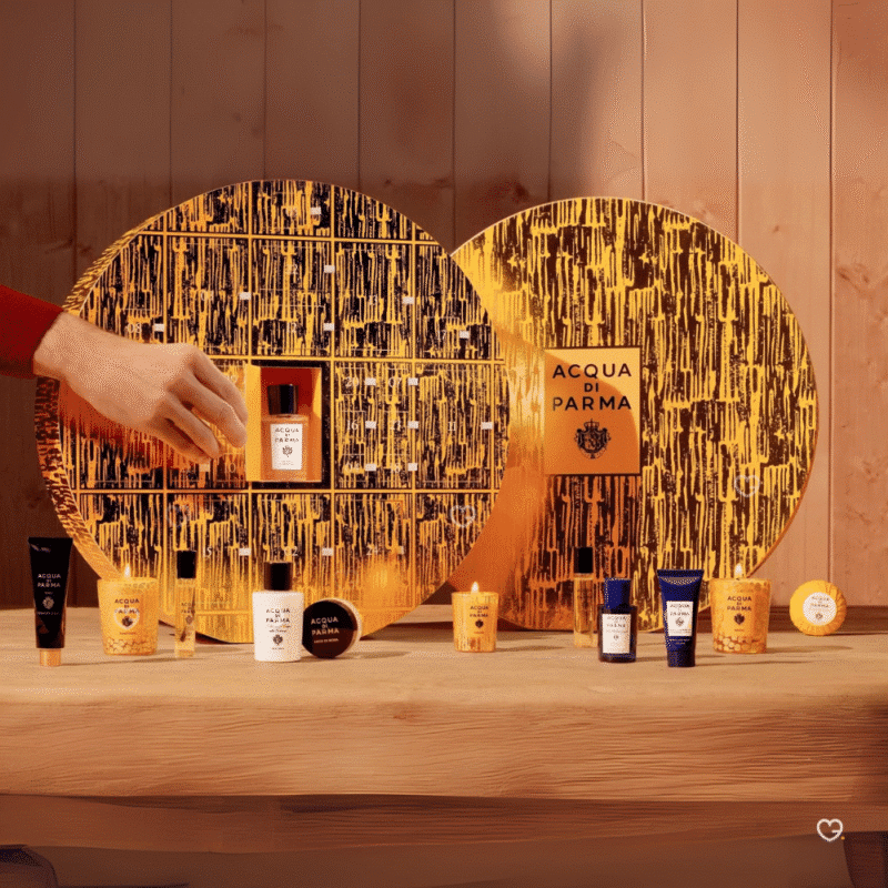 Acqua Di Parma Adventskalender 2025 in goldener Box mit 25 Luxus-Überraschungen aus Parfum, Pflege und Duftkerzen.