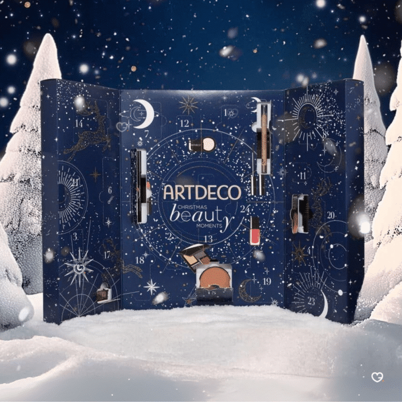 Artdeco Adventskalender 2025 mit 24 Beauty-Überraschungen in festlicher Box, inkl. Blush Couture Limited Edition.