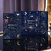 Artdeco Adventskalender 2025 mit 24 Beauty-Überraschungen in festlicher Box, inkl. Blush Couture Limited Edition.