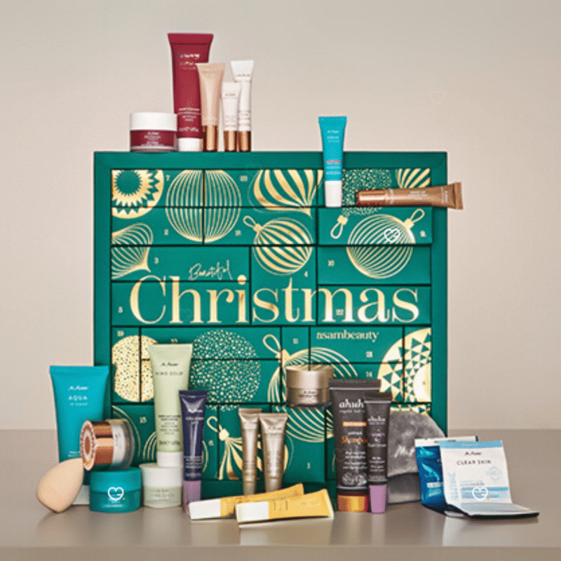 Asam Beauty Adventskalender 2025 in Gold oder Grün mit 24 Make-up- und Pflege-Überraschungen im Wert von über 215 €.