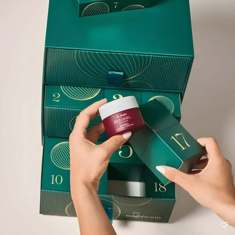 Asam Beauty Prestige Adventskalender 2025 mit 24 Originalgrößen aus Pflege und Make-up in luxuriöser festlicher Box.