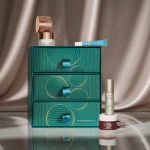 Asam Beauty Prestige Adventskalender 2025 mit 24 Originalgrößen aus Pflege und Make-up in luxuriöser festlicher Box.