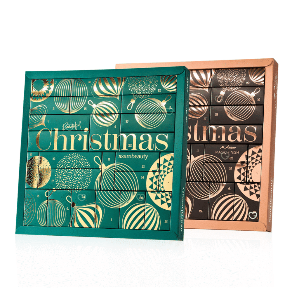 Asam Beauty Adventskalender 2025 in Gold oder Grün mit 24 Make-up- und Pflege-Überraschungen im Wert von über 215 €.