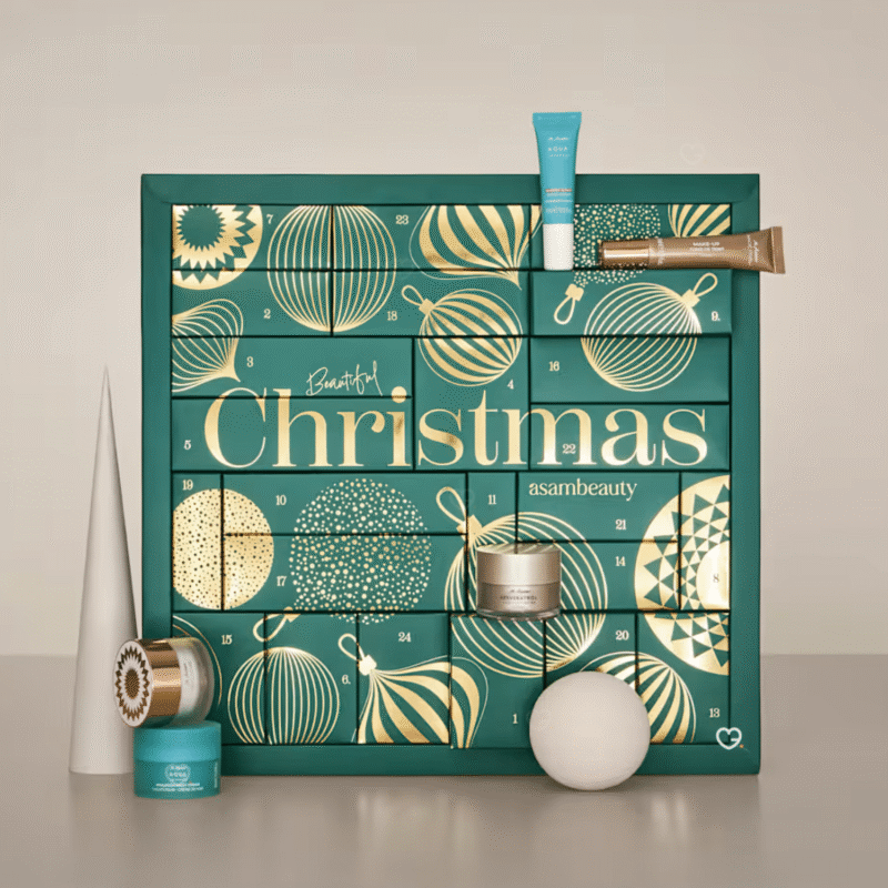 Asam Beauty Adventskalender 2025 in Gold oder Grün mit 24 Make-up- und Pflege-Überraschungen im Wert von über 215 €.