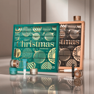 Asam Beauty Adventskalender 2025 in Gold oder Grün mit 24 Make-up- und Pflege-Überraschungen im Wert von über 215 €.